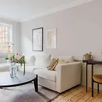 Apartament Upscale 3br In Center
