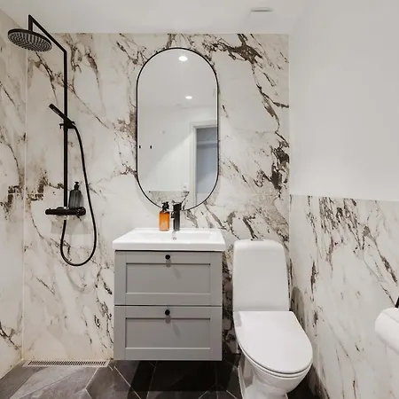Upscale 3br In Center Apartment *